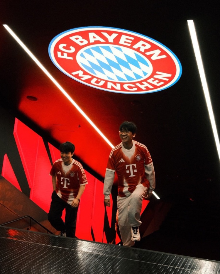 T1官方分享选手们参观拜仁主场的照片